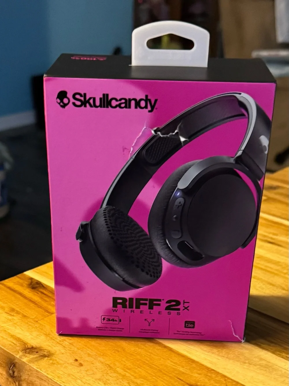 Skullcandy Riff 2 Wireless Headphones - Black on Pink Box
